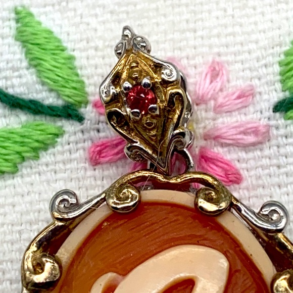 Gems En Vogue oval shaped hand carved initial, C cameo pendant 🌹 - Picture 2 of 7
